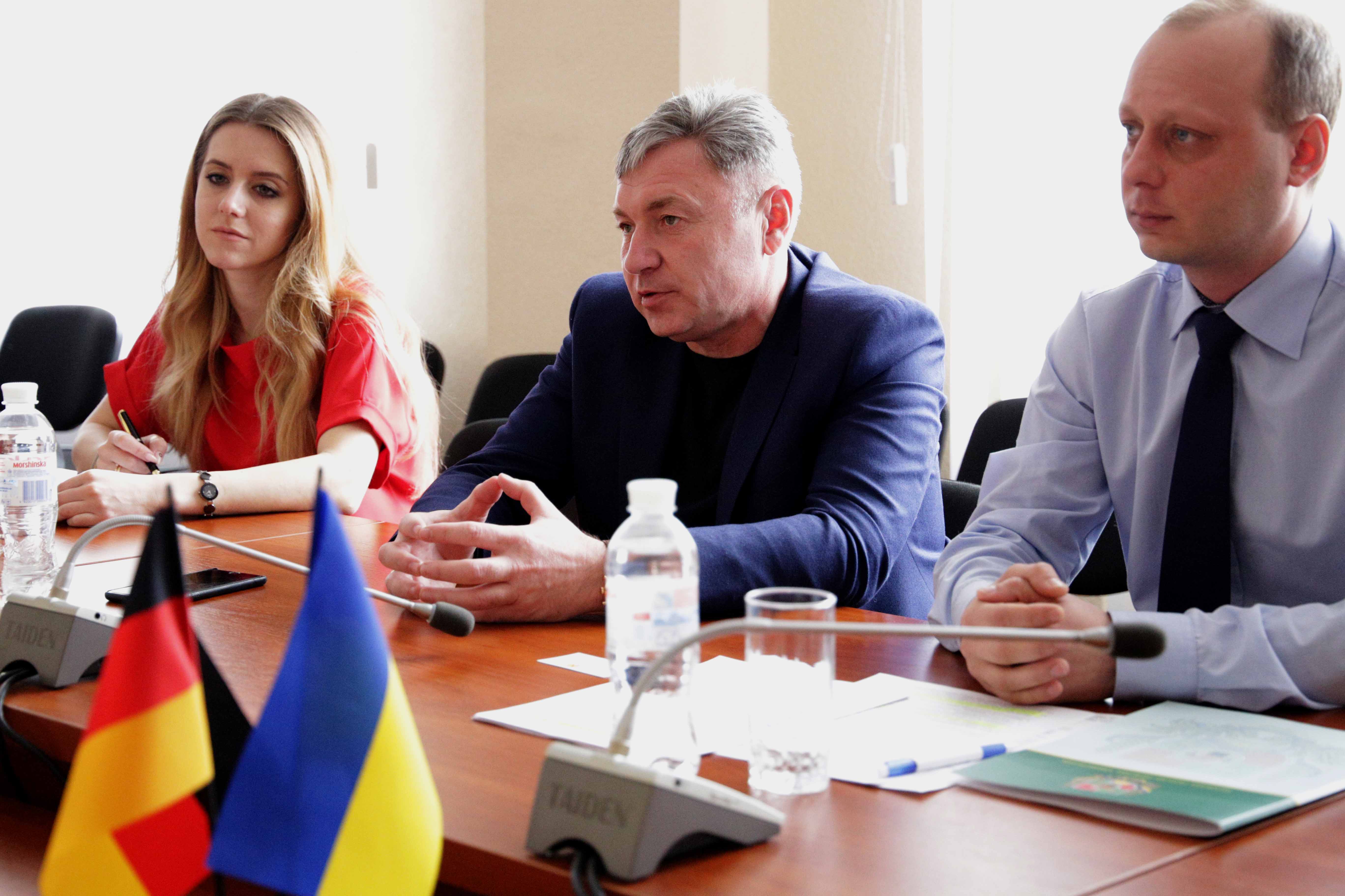 Юрій Гарбуз опікується питанням гуманітарної допомоги для жителів уздовж лінії розмежування Юрій Гарбуз опікується питанням гуманітарної допомоги для жителів уздовж лінії розмежування