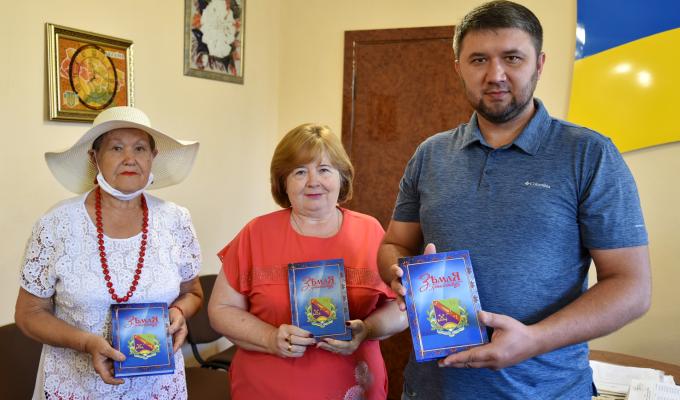 Роман Власенко вручив книги «Земля Попаснянська» центральній районній бібліотечній системі Роман Власенко вручив книги «Земля Попаснянська» центральній районній бібліотечній системі