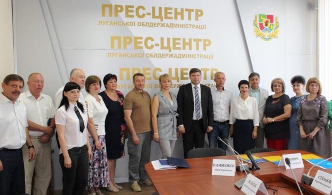 Між Луганською обласною державною адміністрацією і головами райдержадміністрацій та міських рад області Підписано Меморандум про співпрацю з формування мережі інклюзивно-ресурсних центрів Між Луганською обласною державною адміністрацією і головами райдержадміністрацій та міських рад області Підписано Меморандум про співпрацю з формування мережі інклюзивно-ресурсних центрів