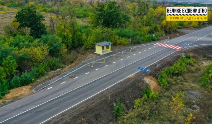 На відновленій дорозі між Сєвєродонецьком та Золотим влаштовано нову розмітку На відновленій дорозі між Сєвєродонецьком та Золотим влаштовано нову розмітку