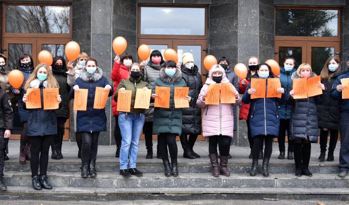 В Попаснянському районі проведено тематичний флешмоб «16 днів проти насильства» В Попаснянському районі проведено тематичний флешмоб «16 днів проти насильства»