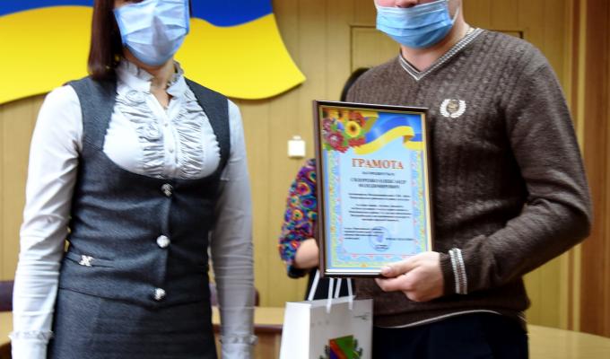 Працівникам культури та аматорам народного мистецтва Попаснянського району вручили подяки, грамоти і сувеніри Працівникам культури та аматорам народного мистецтва Попаснянського району вручили подяки, грамоти і сувеніри