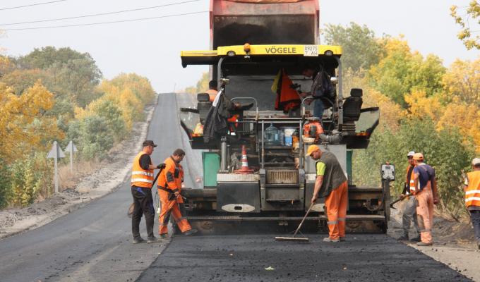 Велике будівництво: на дорозі між Сєвєродонецьком та Золотим завершують укладання нижнього шару асфальту Велике будівництво: на дорозі між Сєвєродонецьком та Золотим завершують укладання нижнього шару асфальту