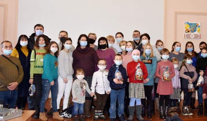 Заступник голови Луганської ОДА завітала до Попасної привітати дітей з прийдешніми Новорічними святами Заступник голови Луганської ОДА завітала до Попасної привітати дітей з прийдешніми Новорічними святами