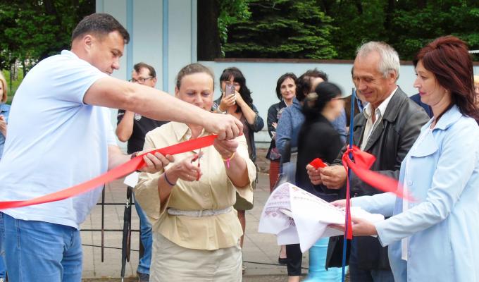 Біля входу в центральний парк імені Калюжного встановлено композиції дерев’яних скульптур «Все буде добре» Біля входу в центральний парк імені Калюжного встановлено композиції дерев’яних скульптур «Все буде добре»