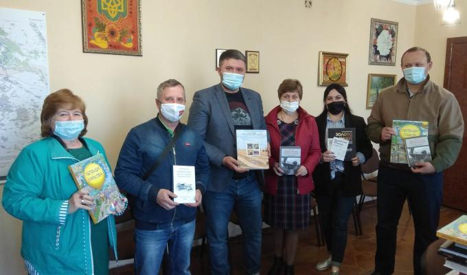 Луганський обласний осередок ГО «Українська ініціатива» передав партію сучасної української літератури для бібліотек району Луганський обласний осередок ГО «Українська ініціатива» передав партію сучасної української літератури для бібліотек району