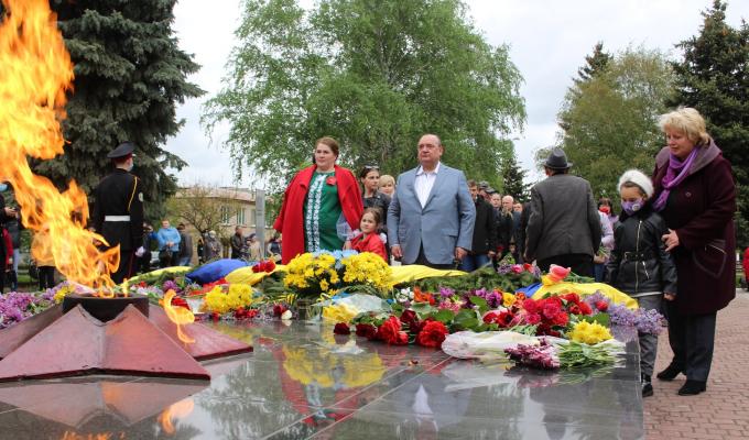 Урочистий мітинг, покладання гірлянди Слави – у Кремінній пройшли урочистості з нагоди відзначення Дня перемоги над нацизмом у Другій світовій війні Урочистий мітинг, покладання гірлянди Слави – у Кремінній пройшли урочистості з нагоди відзначення Дня перемоги над нацизмом у Другій світовій війні