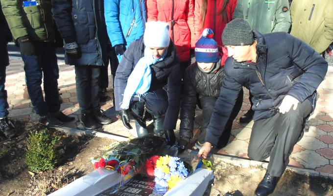В Попаснянському районі вшанували пам'ять жертв Голодомору В Попаснянському районі вшанували пам'ять жертв Голодомору