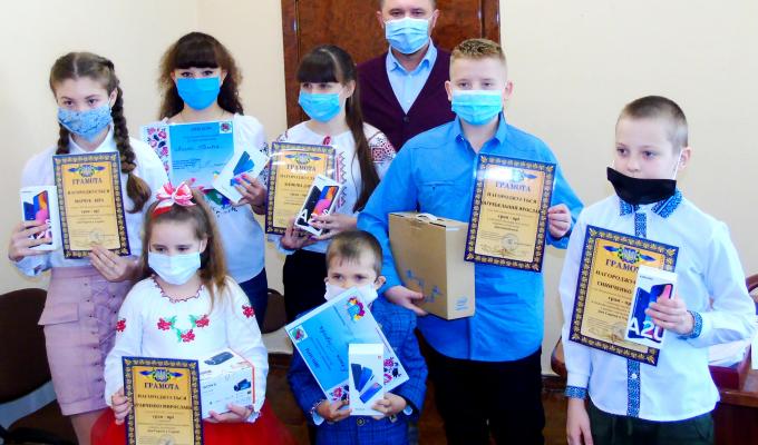 Роман Власенко відзначив кращих учасників конкурсів до Дня Эвропи та Дня вишиванки цінними подарунками Роман Власенко відзначив кращих учасників конкурсів до Дня Эвропи та Дня вишиванки цінними подарунками