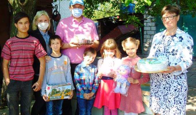 Голова Попаснянської райдержадміністрації Роман Власенко особисто привітав родини Андрієнків та Печених із Днем захисту дітей Голова Попаснянської райдержадміністрації Роман Власенко особисто привітав родини Андрієнків та Печених із Днем захисту дітей