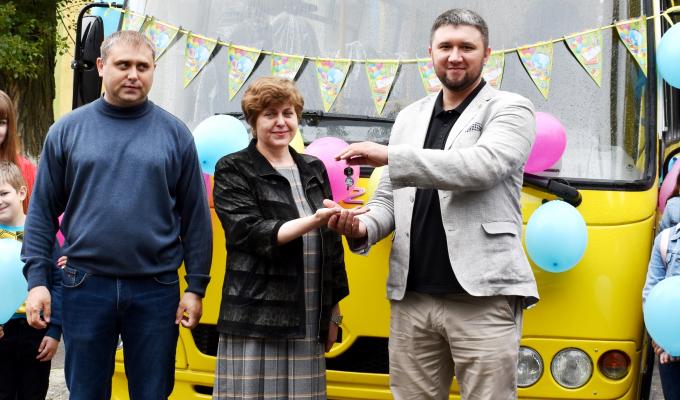 Гірській багатопрофільній гімназії передали новий шкільний автобус Гірській багатопрофільній гімназії передали новий шкільний автобус