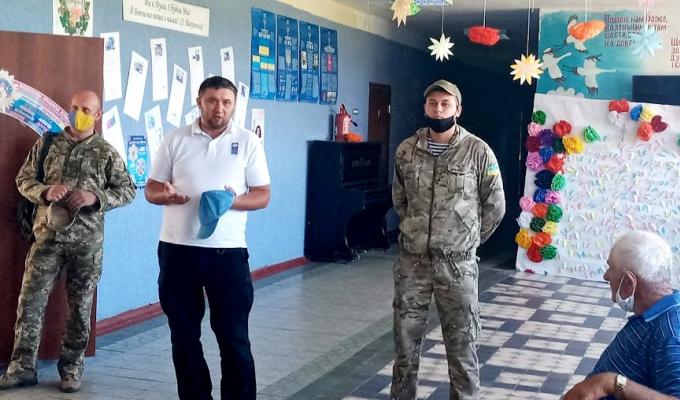 Голова Попаснянської райдержадміністрації Роман Власенко провів виїзний прийом громадян у селі Троїцьке Голова Попаснянської райдержадміністрації Роман Власенко провів виїзний прийом громадян у селі Троїцьке