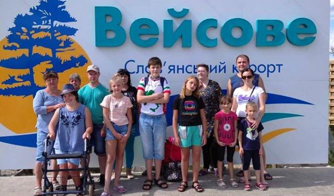Вихованці районного центру реабілітації «Лелека» оздоровилися на Солоних озерах у місті Слов’янськ Вихованці районного центру реабілітації «Лелека» оздоровилися на Солоних озерах у місті Слов’янськ