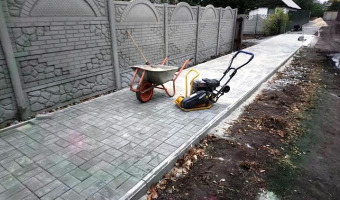 У Гірському будують новий сучасний тротуар У Гірському будують новий сучасний тротуар