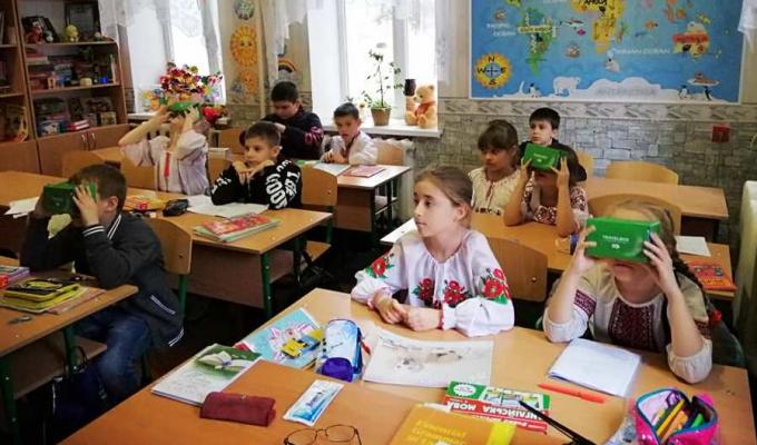 Вихованці будинку дитячої та юнацької творчості протестували тревел-бокси «Луганщина. МОЯ» Вихованці будинку дитячої та юнацької творчості протестували тревел-бокси «Луганщина. МОЯ»
