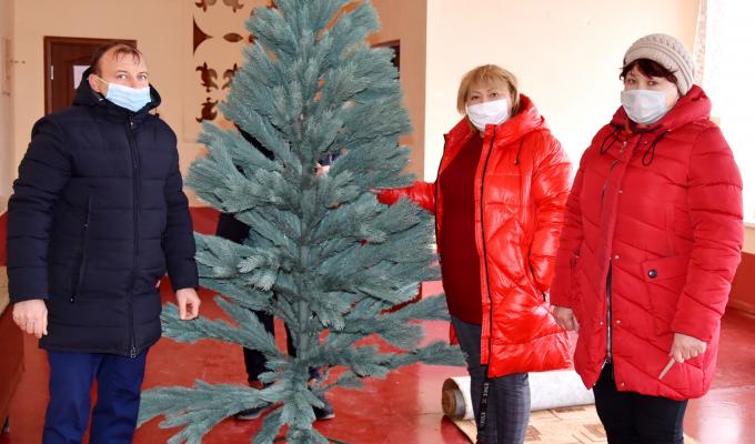 Три селищні будинки культури Попаснянського району отримали штучні новорічні ялинки Три селищні будинки культури Попаснянського району отримали штучні новорічні ялинки