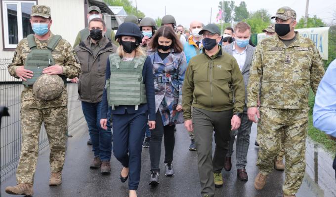 Безпека України – це безпека Європи. Луганщину відвідала делегація Естонської Республіки на чолі з Прем’єр-міністром країни Каєю Каллас Безпека України – це безпека Європи. Луганщину відвідала делегація Естонської Республіки на чолі з Прем’єр-міністром країни Каєю Каллас