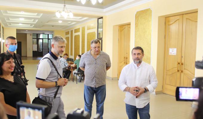 Жителі області для щеплення можуть обрати будь-яку вакцину від чотирьох виробників, – Сергій Гайдай у центрі масової вакцинації в Сєвєродонецьку Жителі області для щеплення можуть обрати будь-яку вакцину від чотирьох виробників, – Сергій Гайдай у центрі масової вакцинації в Сєвєродонецьку