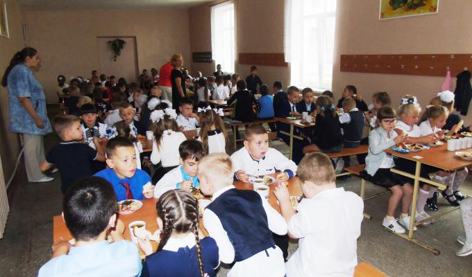 Тепер учні Попаснянської багатопрофільної гімназії №25 мають змогу своєчасно отримувати гаряче харчування в комфортних умовах Тепер учні Попаснянської багатопрофільної гімназії №25 мають змогу своєчасно отримувати гаряче харчування в комфортних умовах
