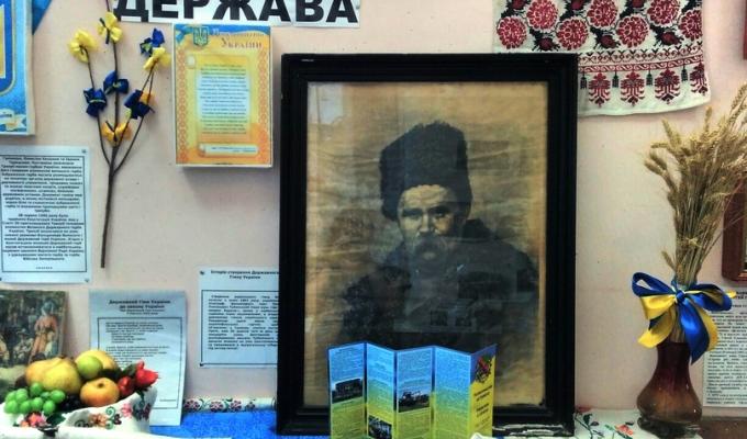 В Попаснянському музеї створено святкову експозицію до Дня незалежності України В Попаснянському музеї створено святкову експозицію до Дня незалежності України