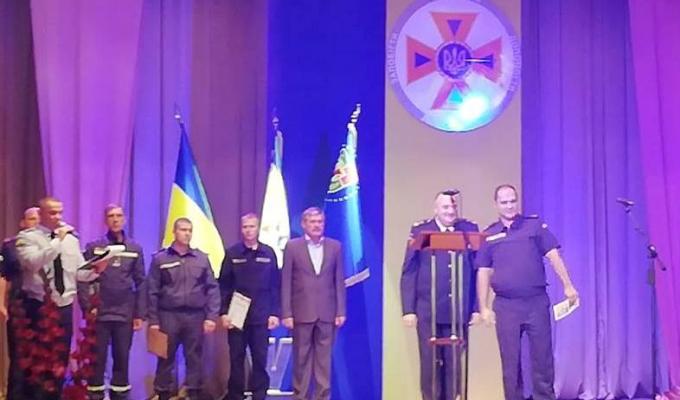 Начальника Попаснянського міськрайонного відділу ДСНС відзначили на обласних урочистостях Начальника Попаснянського міськрайонного відділу ДСНС відзначили на обласних урочистостях