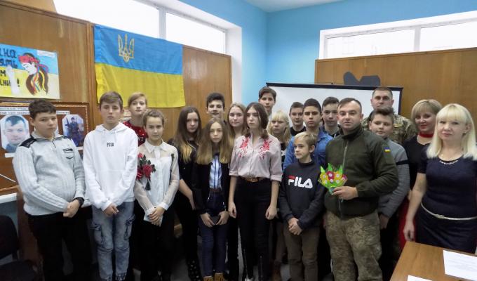 Учні відвідали святкову музейну експозицію до Дня Збройних Сил України Учні відвідали святкову музейну експозицію до Дня Збройних Сил України