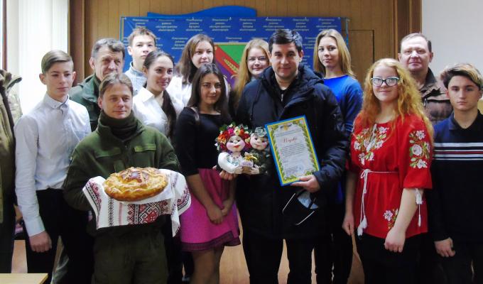 Друзі з Печерського району міста Києва привезли для дітей Попаснянщини подарунки Друзі з Печерського району міста Києва привезли для дітей Попаснянщини подарунки