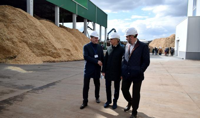 Для учнів Малої академії наук України представили переваги генерації «зеленої» електроенергії із вітчизняної біомаси Для учнів Малої академії наук України представили переваги генерації «зеленої» електроенергії із вітчизняної біомаси