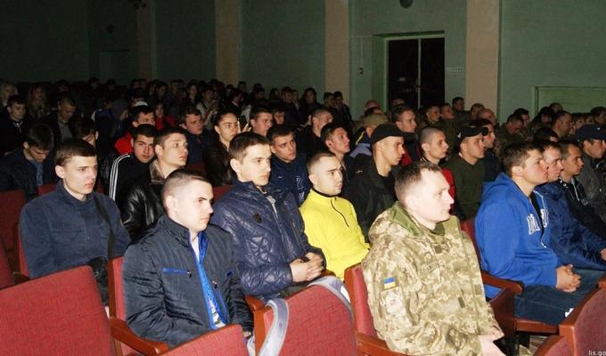 12 юнаків Попаснянського району провели до лав Збройних Сил України 12 юнаків Попаснянського району провели до лав Збройних Сил України