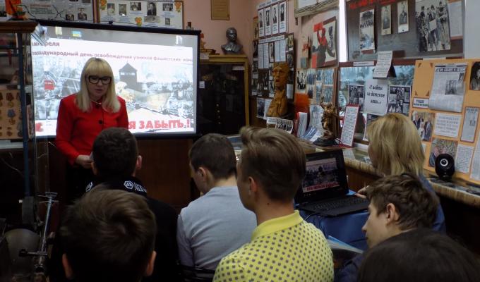 В Попаснянському районному краєзнавчому музеї був проведений тематичний захід «В'язні концтаборів» В Попаснянському районному краєзнавчому музеї був проведений тематичний захід «В'язні концтаборів»