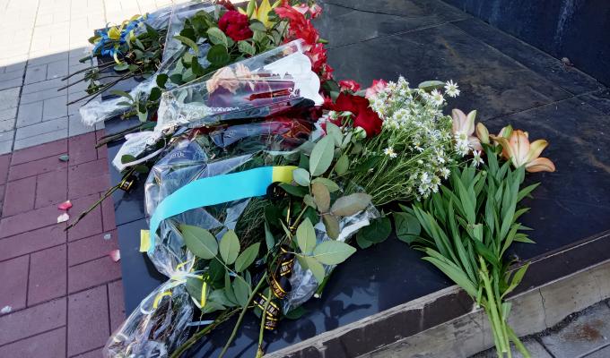 В Попаснянському районі вшанували пам'ять жертв війни в Україні В Попаснянському районі вшанували пам'ять жертв війни в Україні