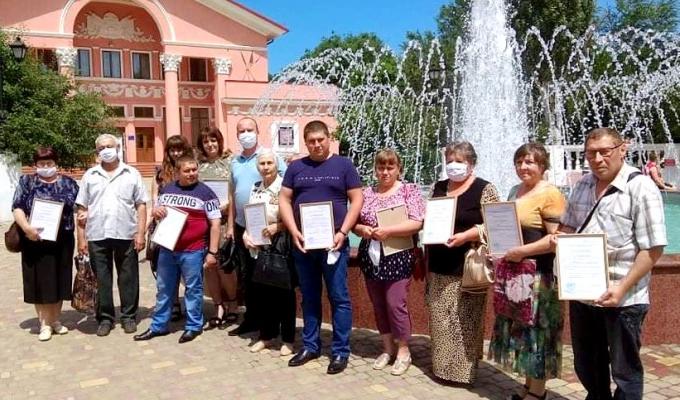 Напередодні Дня Конституції України внутрішньо перемішеним особам вручили ключі від 10 квартир у місті Золоте Попаснянського району