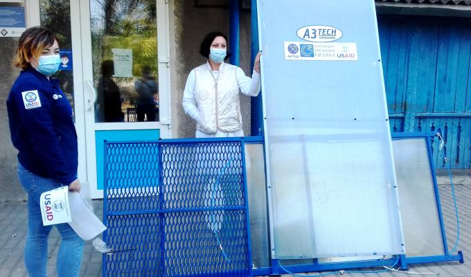 Відтепер у Попаснянскій районній центральній лікарні є тунель для дезінфекції персоналу Відтепер у Попаснянскій районній центральній лікарні є тунель для дезінфекції персоналу
