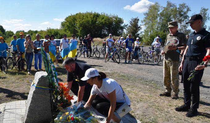 На Попаснянщині вшанували пам'ять загиблих захисників України велопробігом та мітингом біля пам’ятного знаку Героям АТО/ООС На Попаснянщині вшанували пам'ять загиблих захисників України велопробігом та мітингом біля пам’ятного знаку Героям АТО/ООС