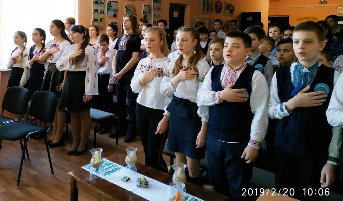 Годиною – реквієм учні Попаснянської гімназії №20 вшанували пам’ять Героїв Небесної Сотні Годиною – реквієм учні Попаснянської гімназії №20 вшанували пам’ять Героїв Небесної Сотні