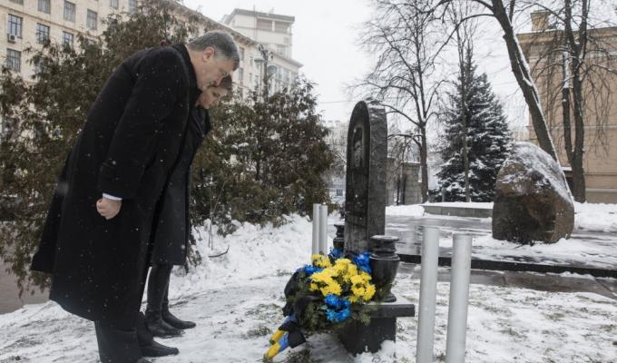 Президент разом з дружиною вшанували пам’ять загиблих під час Революції Гідності Сергія Нігояна та Михайла Жизневського Президент разом з дружиною вшанували пам’ять загиблих під час Революції Гідності Сергія Нігояна та Михайла Жизневського