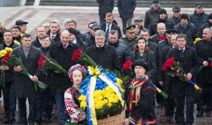 Президент разом з дружиною взяв участь у церемонії покладання квітів до пам’ятників Тарасу Шевченку і Михайлу Грушевському Президент разом з дружиною взяв участь у церемонії покладання квітів до пам’ятників Тарасу Шевченку і Михайлу Грушевському