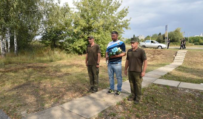 Роман Власенко вручив відзнаки військовим та вшанував пам'ять загиблих захисників Луганщини Роман Власенко вручив відзнаки військовим та вшанував пам'ять загиблих захисників Луганщини