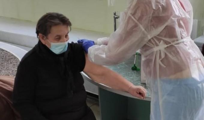 Пенсіонери отримують щеплення від коронавірусу у відділеннях Укрпошти у Луганській області Пенсіонери отримують щеплення від коронавірусу у відділеннях Укрпошти у Луганській області