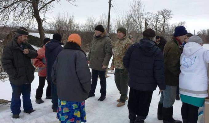 Жителі щойно звільненої Новолександрівки отримали гуманітарну допомогу Жителі щойно звільненої Новолександрівки отримали гуманітарну допомогу