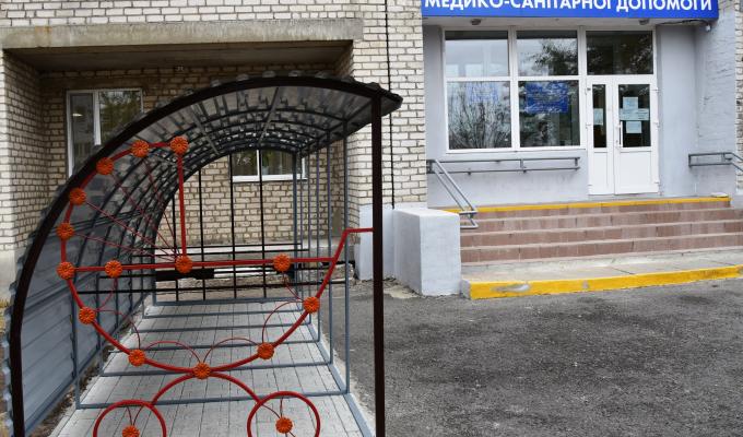 Біля районної лікарні первинної ланки встановили парковку для дитячих візочків Біля районної лікарні первинної ланки встановили парковку для дитячих візочків