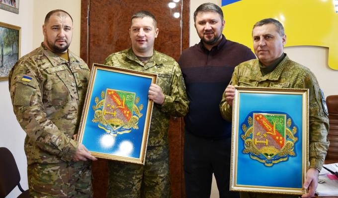 Роман Власенко вручив сувеніри побратимам з Тернопільщини Роман Власенко вручив сувеніри побратимам з Тернопільщини