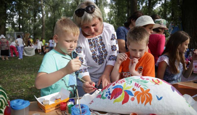 На Луганщині пройшов фестиваль української іграшки та гри На Луганщині пройшов фестиваль української іграшки та гри