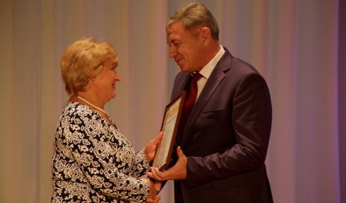 «Наші освітяни – це серце Луганщини», – Юрій Гарбуз привітав вчителів області з професійним святом «Наші освітяни – це серце Луганщини», – Юрій Гарбуз привітав вчителів області з професійним святом