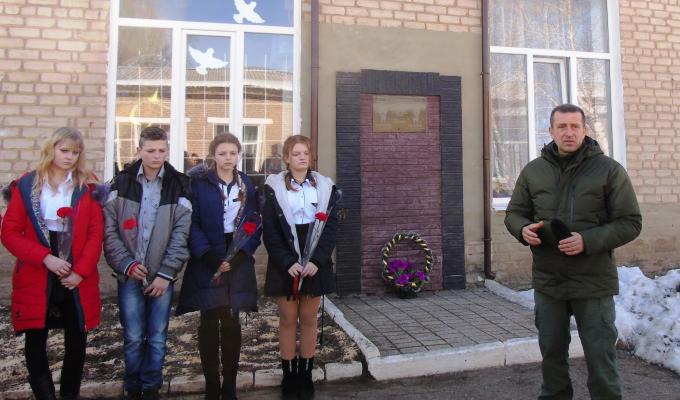 На Попаснянщині вшанували пам'ять загиблих воїнів-афганців покладанням квітів На Попаснянщині вшанували пам'ять загиблих воїнів-афганців покладанням квітів