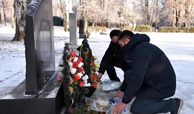 В Попаснянському районі відбулося покладання квітів з нагоди Дня Гідності та Свободи В Попаснянському районі відбулося покладання квітів з нагоди Дня Гідності та Свободи