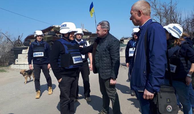 Жителі Луганщини, які п'ятий рік страждають від війни, чекають реальної реалізації переговорного процесу, – Юрій Гарбуз у Станиці Луганській Жителі Луганщини, які п'ятий рік страждають від війни, чекають реальної реалізації переговорного процесу, – Юрій Гарбуз у Станиці Луганській