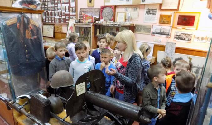 В Попаснянському краєзнавчому музеї проходять екскурсії під назвою «Вахта пам’яті» В Попаснянському краєзнавчому музеї проходять екскурсії під назвою «Вахта пам’яті»