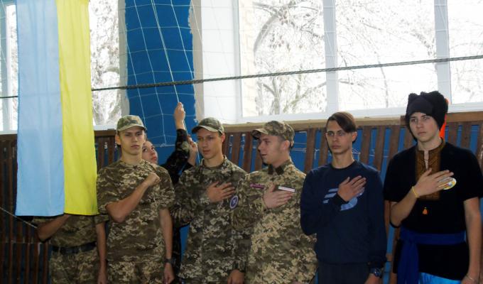 У Комишувасі провели військово-патріотичний тренінг «Готовий служити народу України» для учнів 8-10 класів загальноосвітніх закладів Попаснянського району.