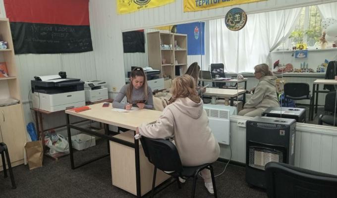 Луганчани продовжують отримувати гуманітарну допомогу у Франківському хабі Луганчани продовжують отримувати гуманітарну допомогу у Франківському хабі